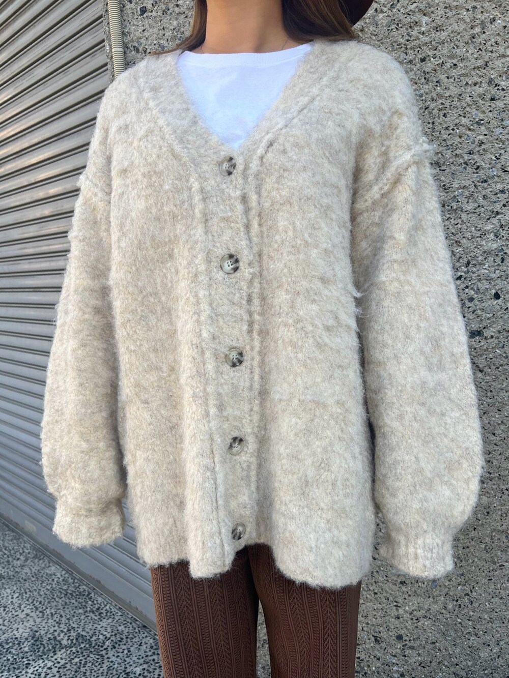 ベージュ系のカーディガン/ボレロ、グリーン系のブルゾン、ブラウン系のその他パンツを着用したレディースの冬コーディネートの4枚目の写真