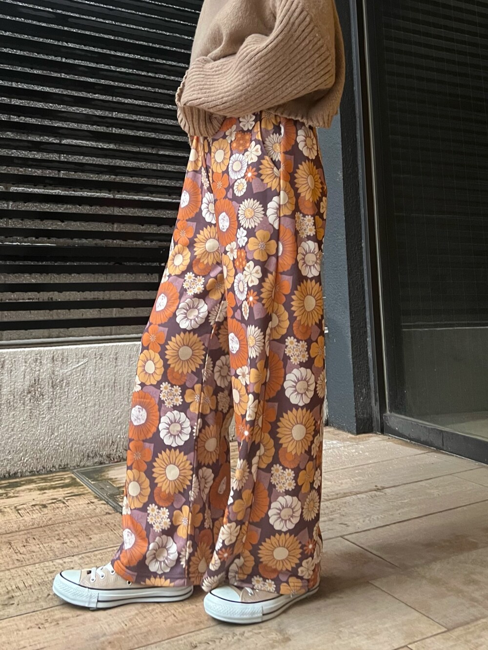 ブラウン系のニット/セーター、ベージュ系のショルダーバッグ、ベージュ系のスニーカーを着用したレディースの冬コーディネートの4枚目の写真