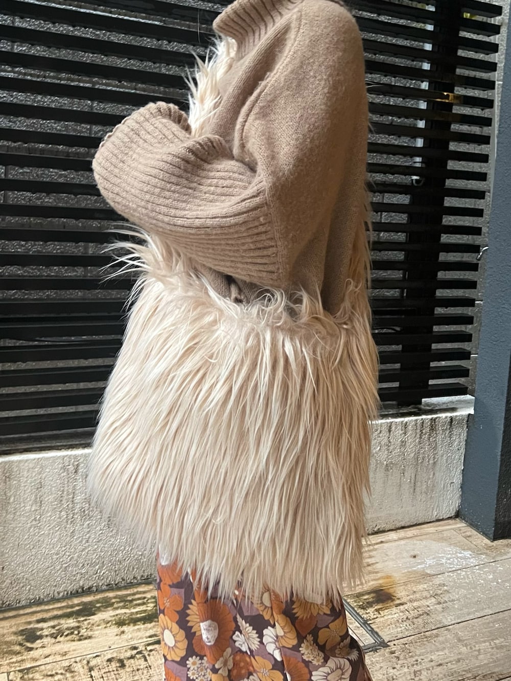 ブラウン系のニット/セーター、ベージュ系のショルダーバッグ、ベージュ系のスニーカーを着用したレディースの冬コーディネートの5枚目の写真