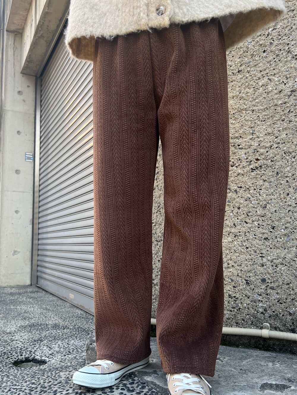 ベージュ系のカーディガン/ボレロ、グリーン系のブルゾン、ブラウン系のその他パンツを着用したレディースの冬コーディネートの5枚目の写真