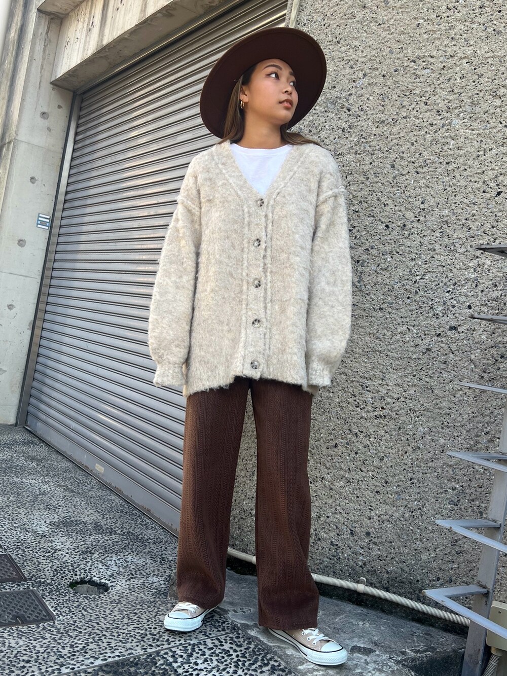 ベージュ系のカーディガン/ボレロ、グリーン系のブルゾン、ブラウン系のその他パンツを着用したレディースの冬コーディネートの2枚目の写真