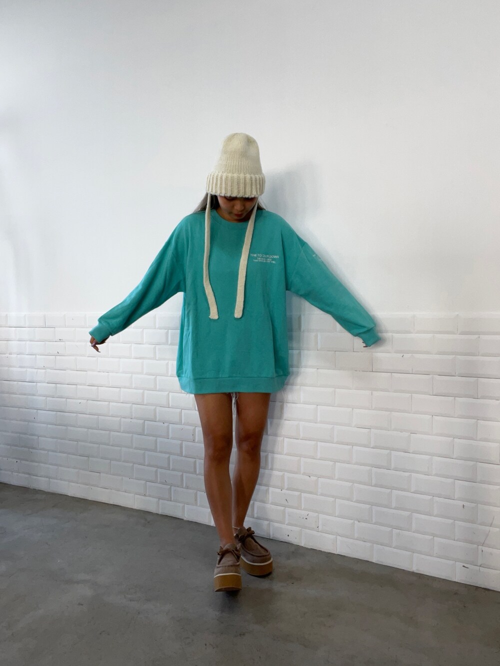 「ニット帽、mimpi、ニット、トレーナー、スエット、刺繍トップス、裏毛、厚底シューズ、モカシン、冬コーデ、anap mimpi、2023AW、サーフブランド、サーフカジュアル、カジュアルコーデ」｜「anap mimpiのメッセージ 刺繍 裏毛 クルーネック スウェット トレーナー（スウェット、ブルー系）」を使った、anap mimpiさん（レディース・160cm）の秋コーディネートの2枚目の写真