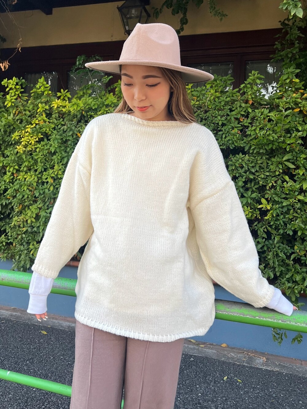 ホワイト系のショルダーバッグ、ホワイト系のニット/セーター、ベージュ系のその他パンツを着用したレディースの冬コーディネートの2枚目の写真