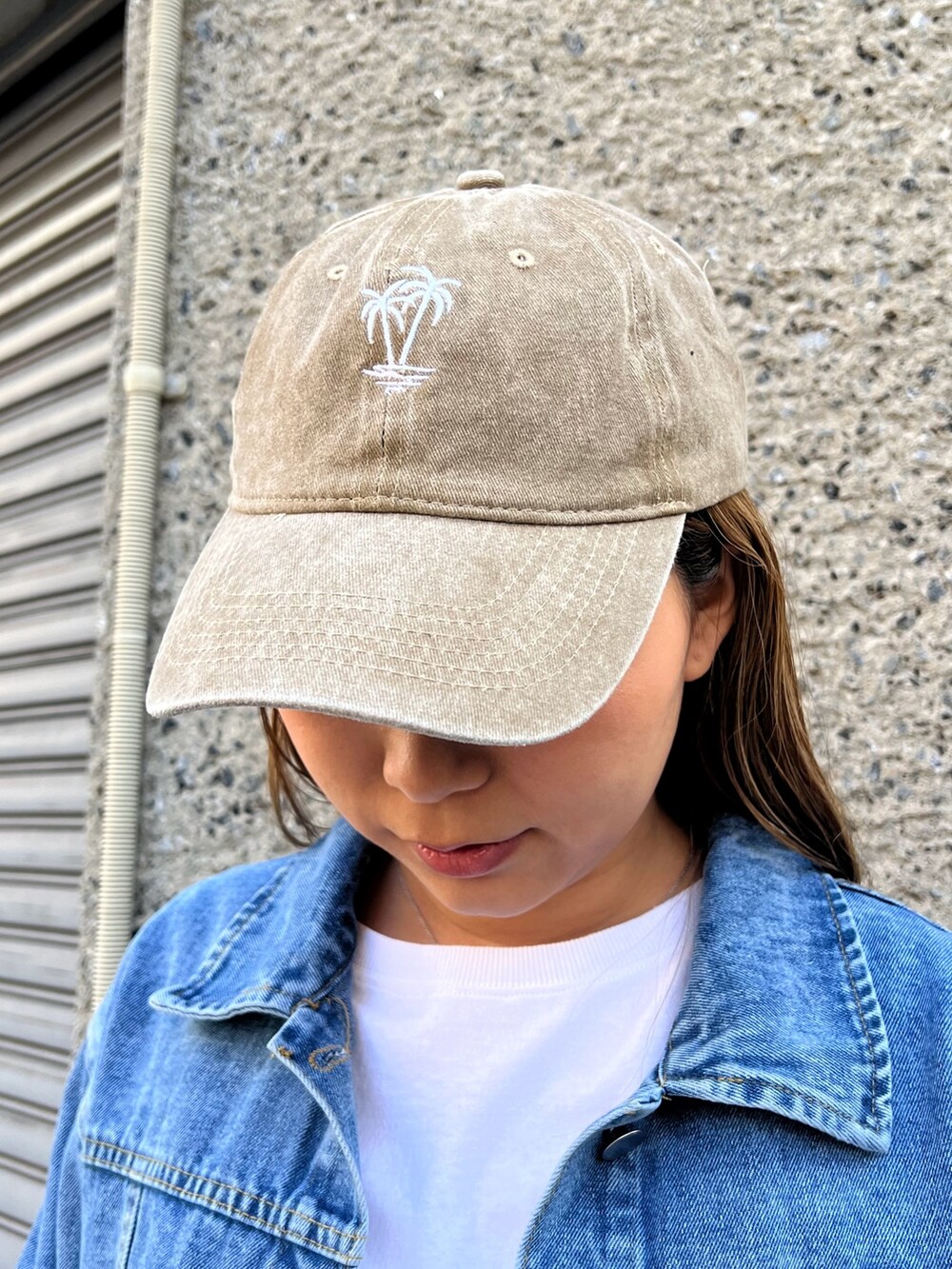 ベージュ系のバックパック/リュック、ブラック系のその他パンツ、レッド系のスニーカーを着用したレディースの冬コーディネートの6枚目の写真