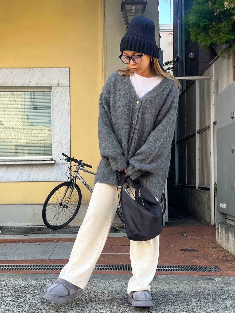 グレー系のカーディガン/ボレロ、ホワイト系のその他パンツ、グレー系のスリッポンを着用したレディースの冬コーディネートの2枚目の写真