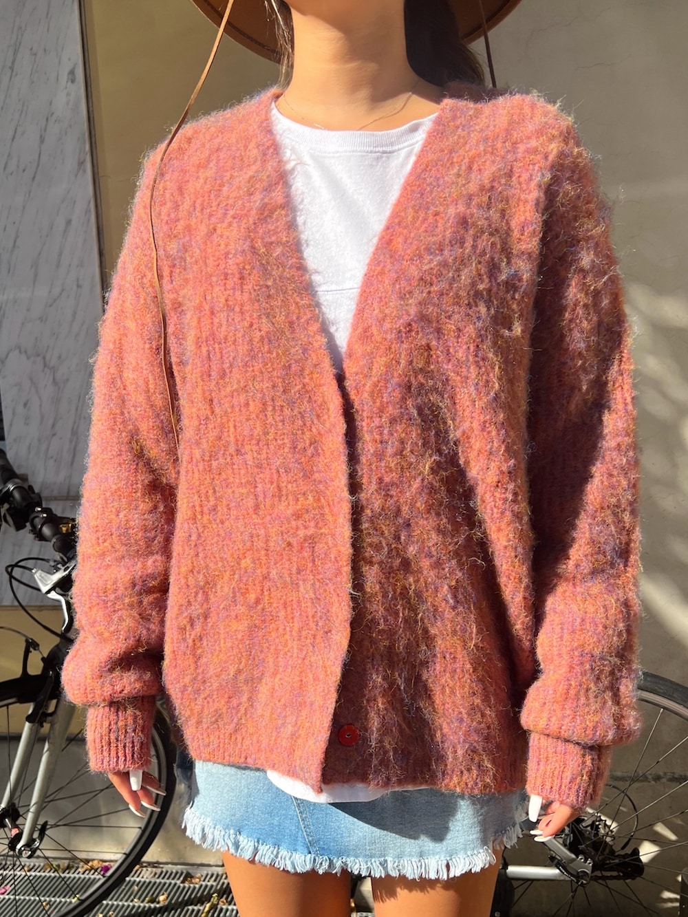 オレンジ系のカーディガン/ボレロ、ブラック系のブルゾン、イエロー系のブーツを着用したレディースの冬コーディネートの5枚目の写真