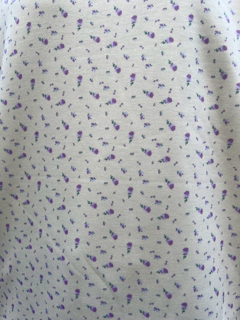 ホワイト系のスウェット、ホワイト系のスニーカーを着用したレディースの冬コーディネートの4枚目の写真