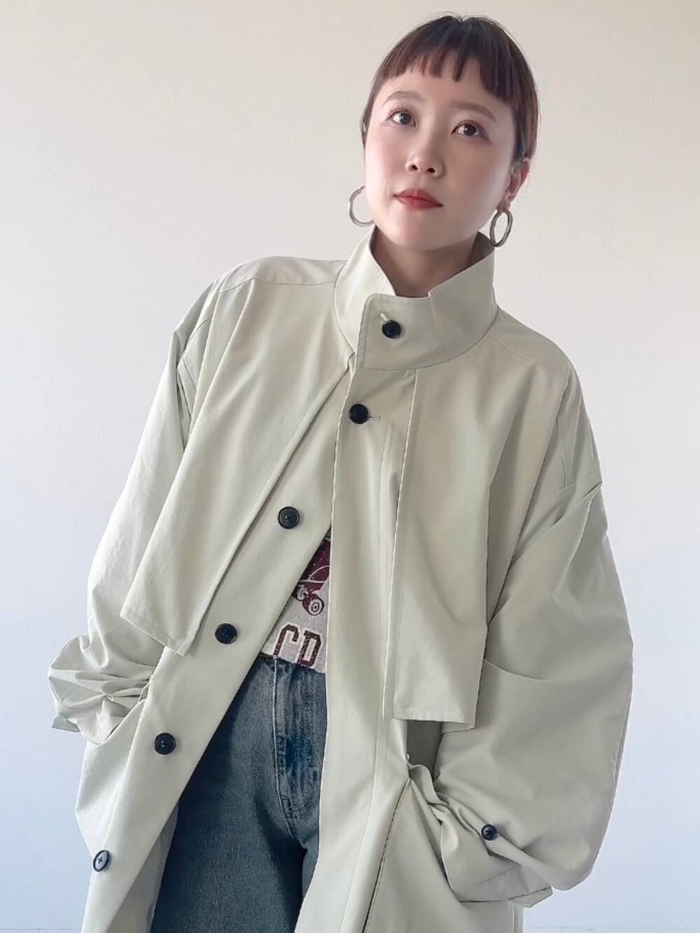 「LOWRYS FARM、着痩せ・細見え、若見え、個性派、着痩せ、カジュアル」｜「LOWRYS FARMのスタンドヨークＣＯＡＴ　987238（トレンチコート、グリーン系）」を使った、サトムラさん（レディース・164cm）の冬コーディネートの3枚目の写真