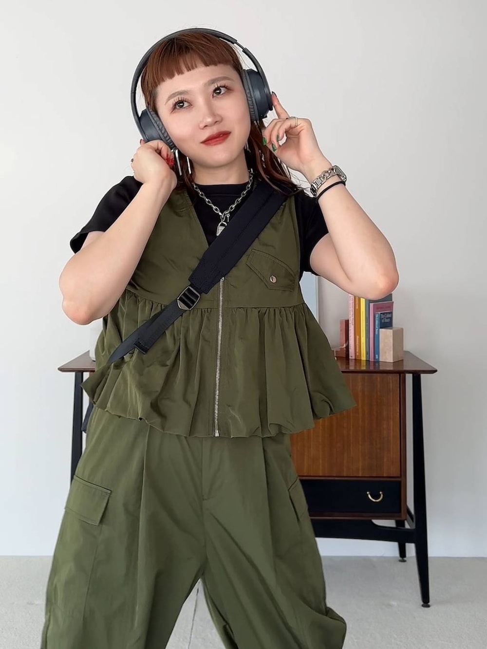 ブラック系のTシャツ/カットソー、グリーン系のカーゴパンツ、ブラック系のショルダーバッグを着用したレディースの夏コーディネートの3枚目の写真