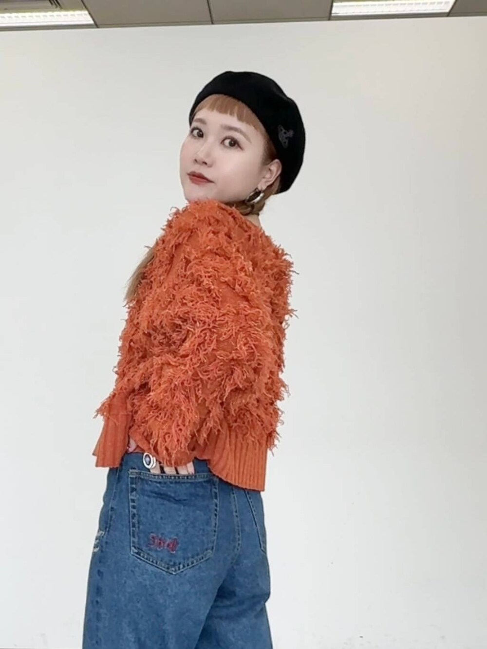 「LOWRYS FARM、着痩せ・細見え、若見え、個性派、着痩せ、カジュアル」｜「LOWRYS FARMのエンボスボストンＢＡＧ　144368（ボストンバッグ、ブラック系）」を使った、サトムラさん（レディース・164cm）の秋コーディネートの3枚目の写真