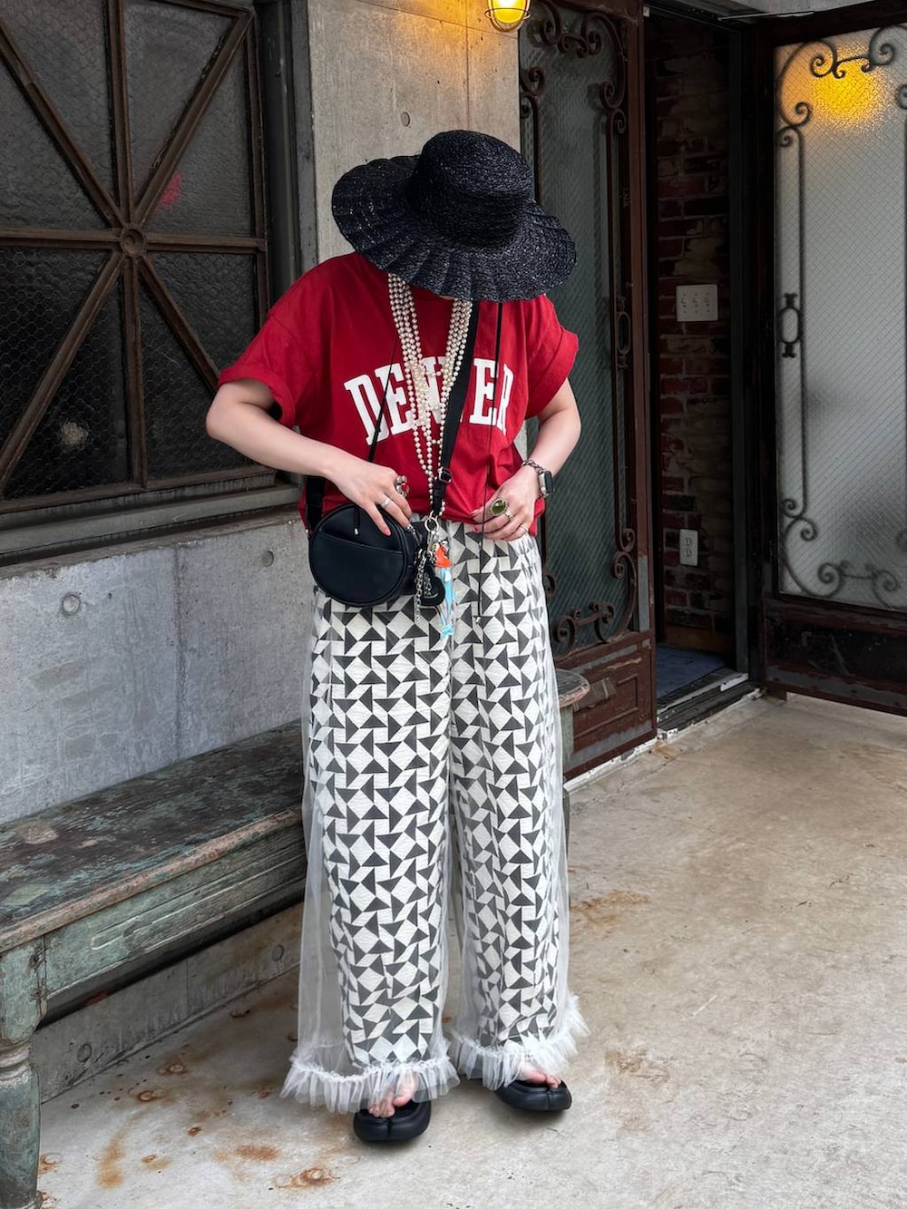 ホワイト系のその他パンツ、ホワイト系のその他パンツ、ブラック系のハットを着用したレディースの夏コーディネートの3枚目の写真