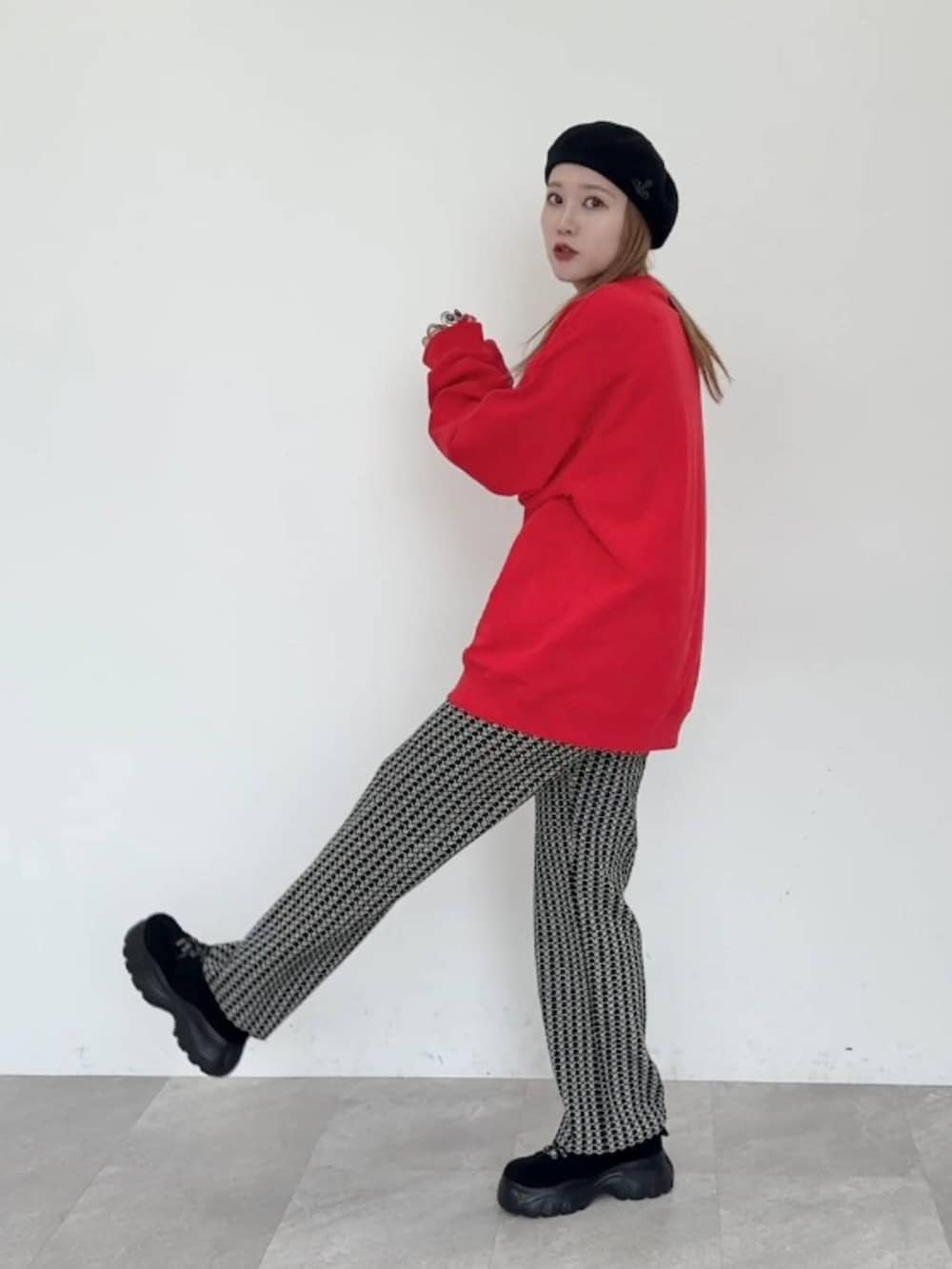 「カジュアル、LOWRYS FARM、着痩せ・細見え、若見え、個性派、着痩せ」｜「LOWRYS FARMのトレッキングシューズ 212059（モカシン/デッキシューズ、ブラック系）」を使った、サトムラさん（レディース・164cm）の秋コーディネートの2枚目の写真