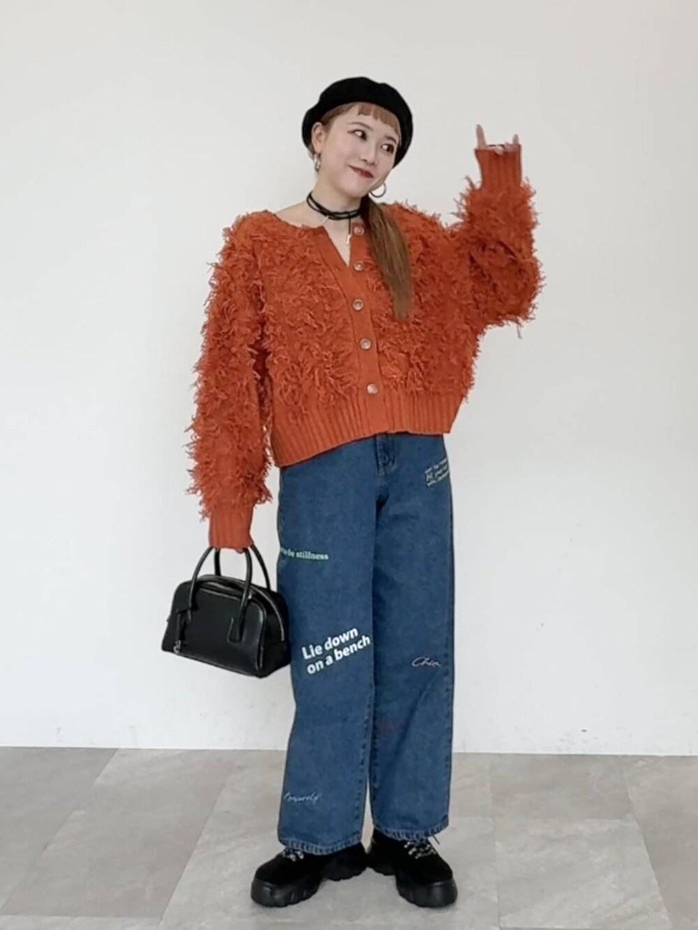 「LOWRYS FARM、着痩せ・細見え、若見え、個性派、着痩せ、カジュアル」｜「LOWRYS FARMのエンボスボストンＢＡＧ　144368（ボストンバッグ、ブラック系）」を使った、サトムラさん（レディース・164cm）の秋コーディネートの2枚目の写真