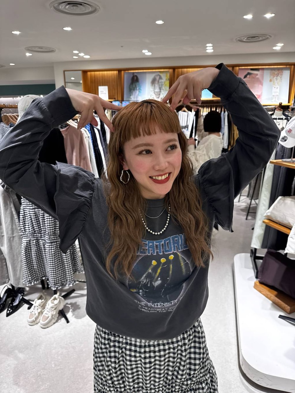 「着痩せ・細見え、若見え、個性派、着痩せ、カジュアル、LOWRYS FARM」｜「LOWRYS FARMのポインテッドミュール 287445（パンプス、ブラック系）」を使った、サトムラさん（レディース・164cm）の春コーディネートの2枚目の写真