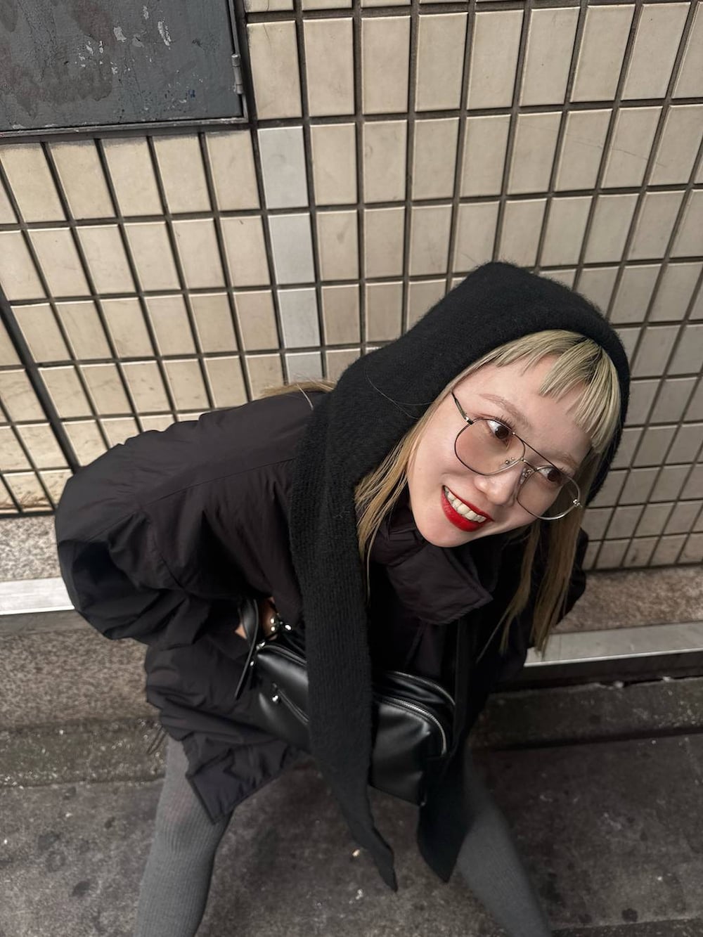 ブラック系のショルダーバッグ、その他のメガネ、ブラック系のマフラーを着用したレディースの秋コーディネートの4枚目の写真