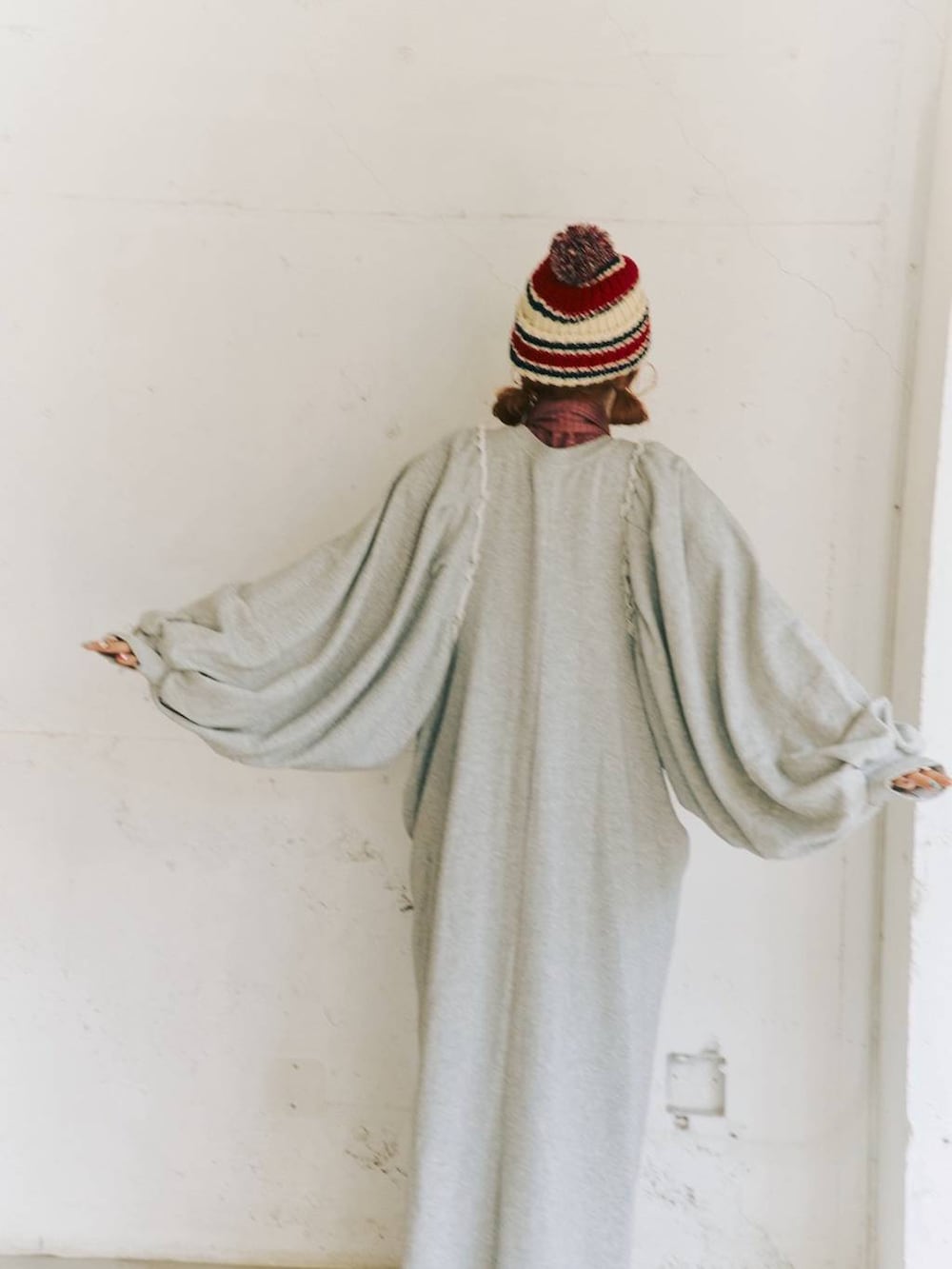 レッド系のシャツ/ブラウス、ブラウン系のローファーを着用したレディースの秋コーディネートの3枚目の写真