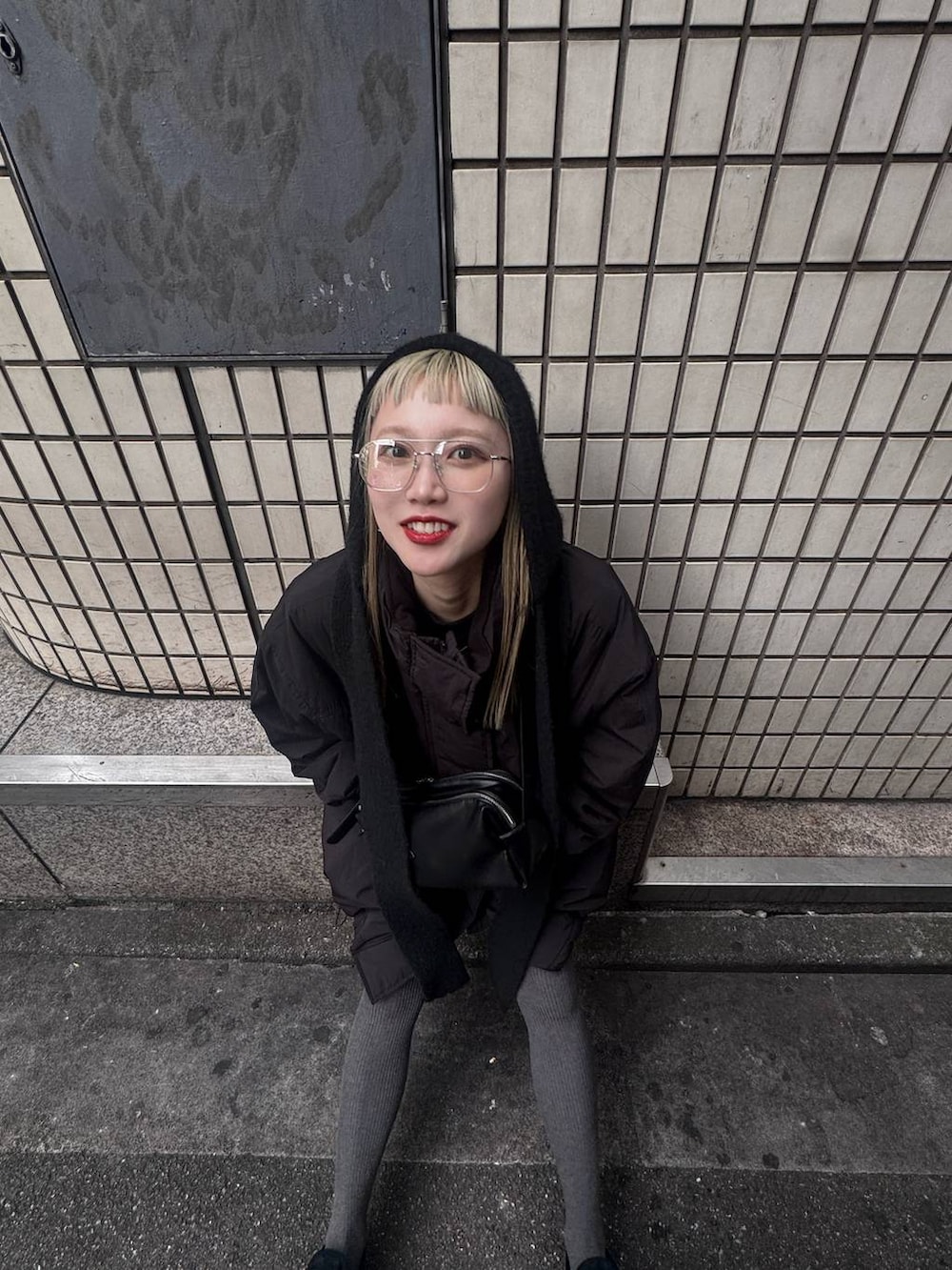 ブラック系のショルダーバッグ、その他のメガネ、ブラック系のマフラーを着用したレディースの秋コーディネートの5枚目の写真