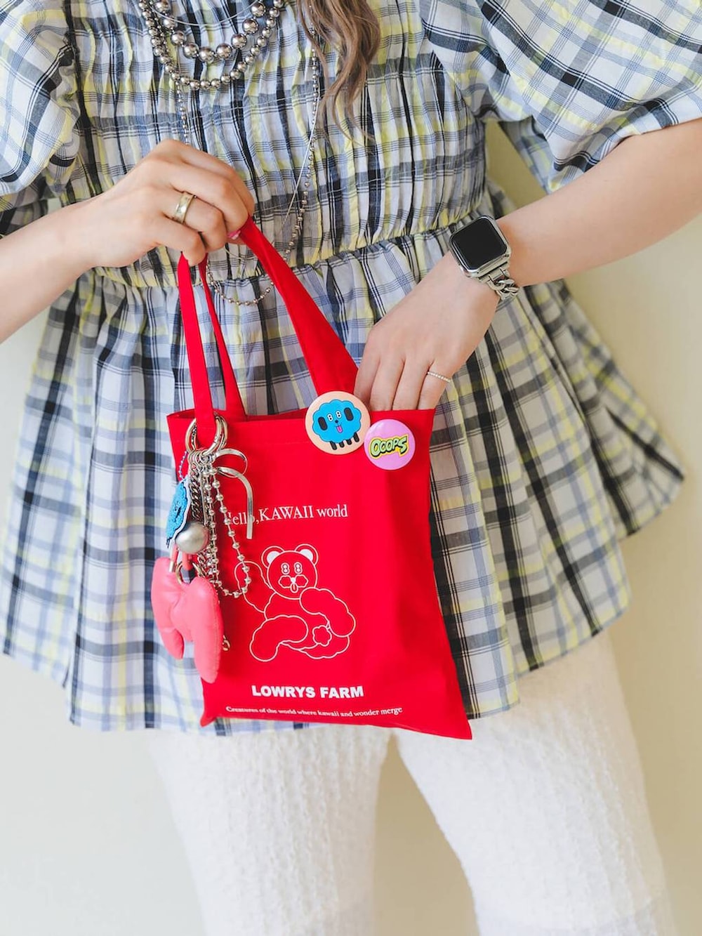 「着痩せ・細見え、若見え、個性派、着痩せ、カジュアル、LOWRYS FARM」｜「LOWRYS FARMのポインテッドナローサンダル  287486（サンダル、ブラック系）」を使った、サトムラさん（レディース・164cm）の春コーディネートの2枚目の写真
