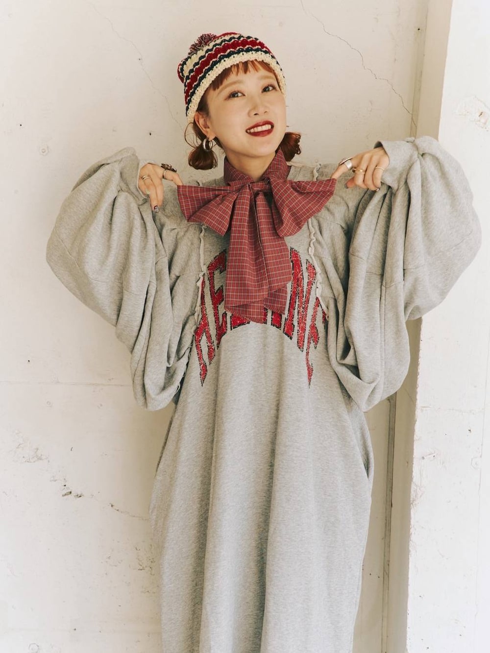 レッド系のシャツ/ブラウス、ブラウン系のローファーを着用したレディースの秋コーディネートの2枚目の写真