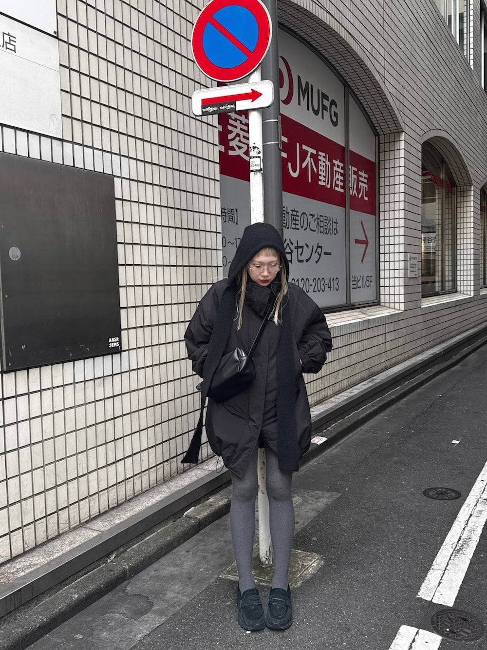 ブラック系のショルダーバッグ、その他のメガネ、ブラック系のマフラーを着用したレディースの秋コーディネートの2枚目の写真