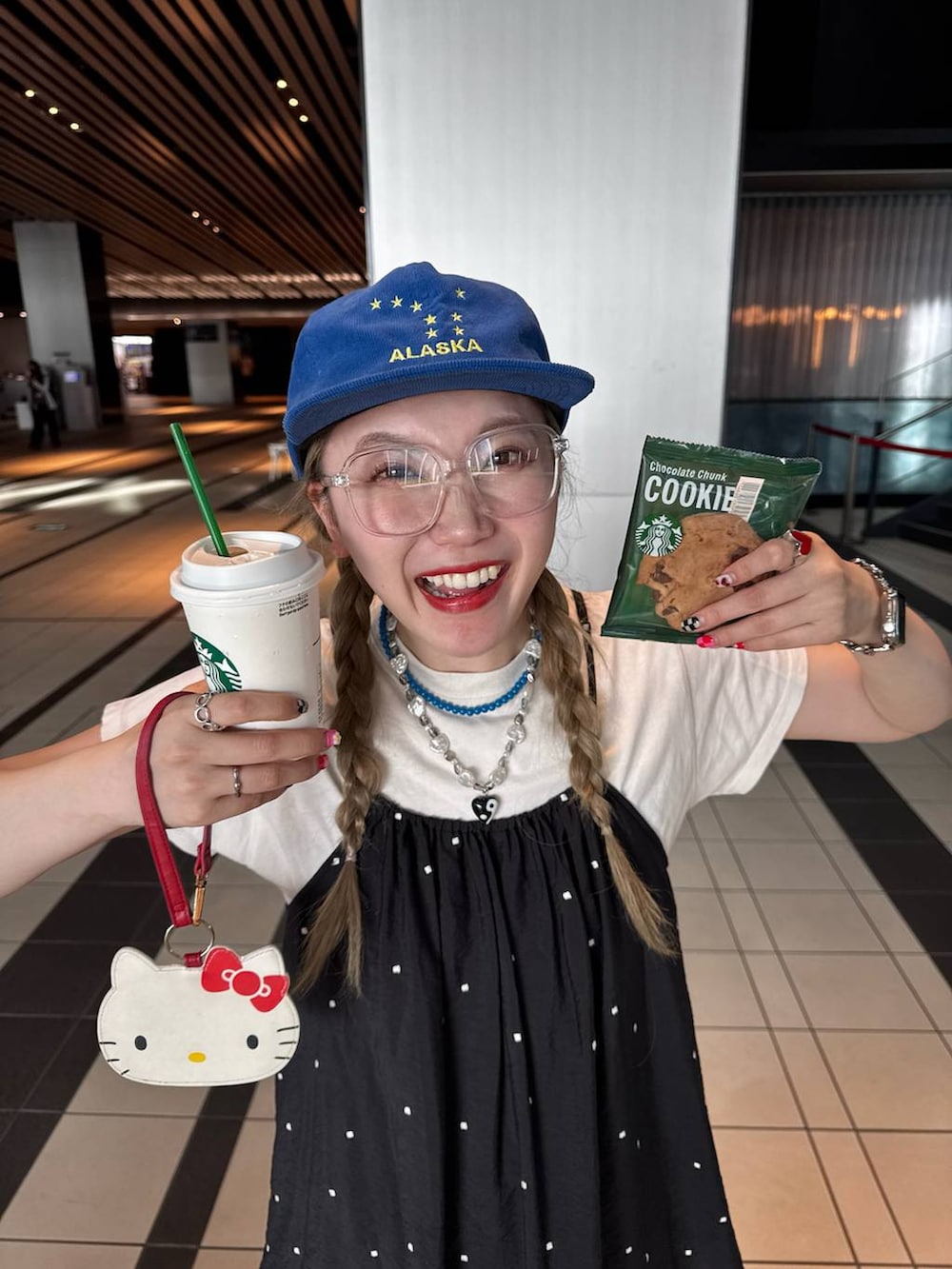「着痩せ・細見え、若見え、個性派、着痩せ、カジュアル、LOWRYS FARM」｜「LOWRYS FARMのＣＯＮＥ／ハーフパンツ　 134017（デニムパンツ、ブラック系）」を使った、サトムラさん（レディース・164cm）の春コーディネートの3枚目の写真