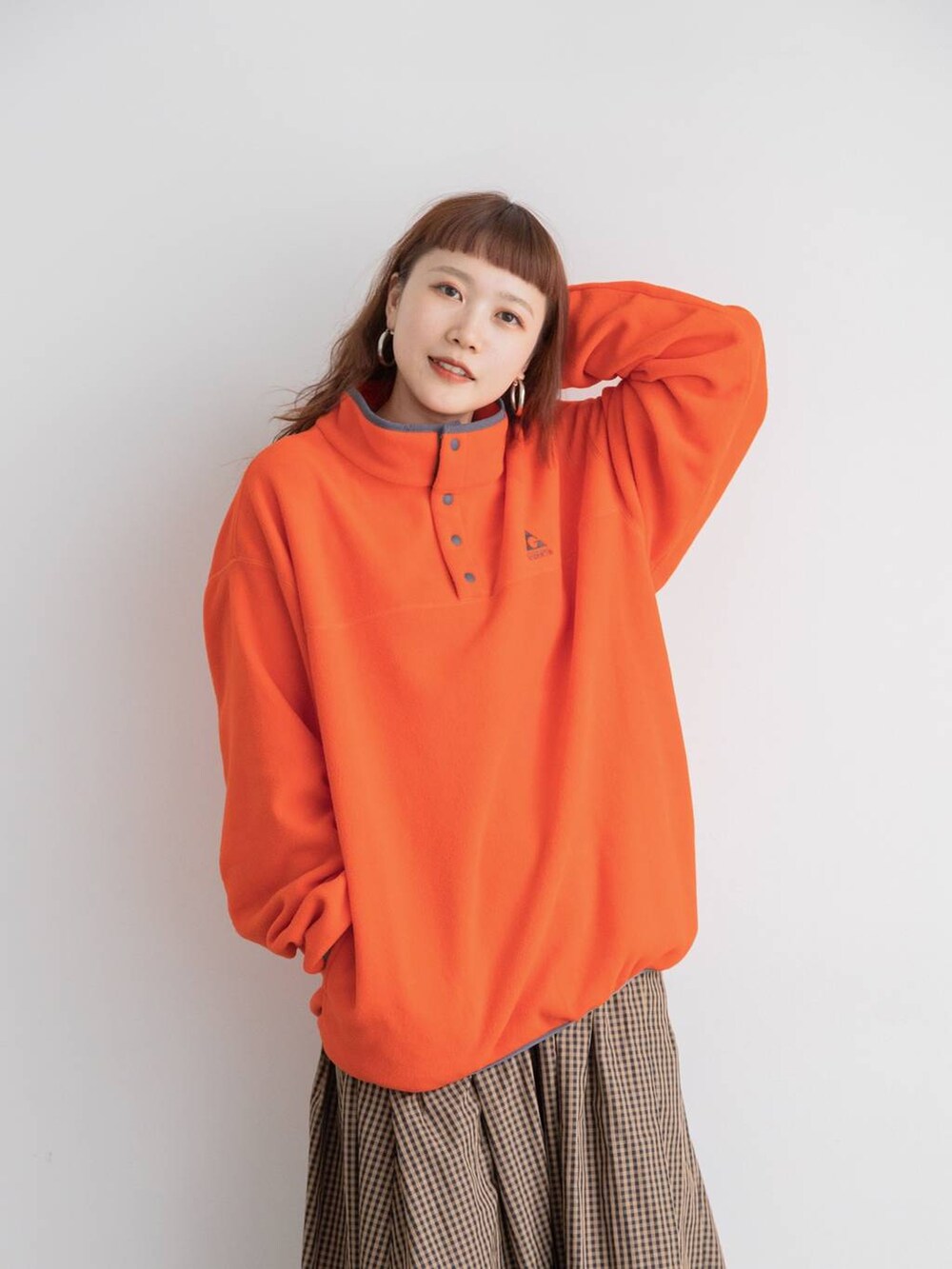 「個性派、着痩せ、カジュアル、若見え、着痩せ・細見え、LOWRYS FARM」｜「LOWRYS FARMのＧＥＲＲＹフリーススタンドプルオーバー　259342（Tシャツ/カットソー、オレンジ系）」を使った、サトムラさん（レディース・163cm）の冬コーディネートの4枚目の写真