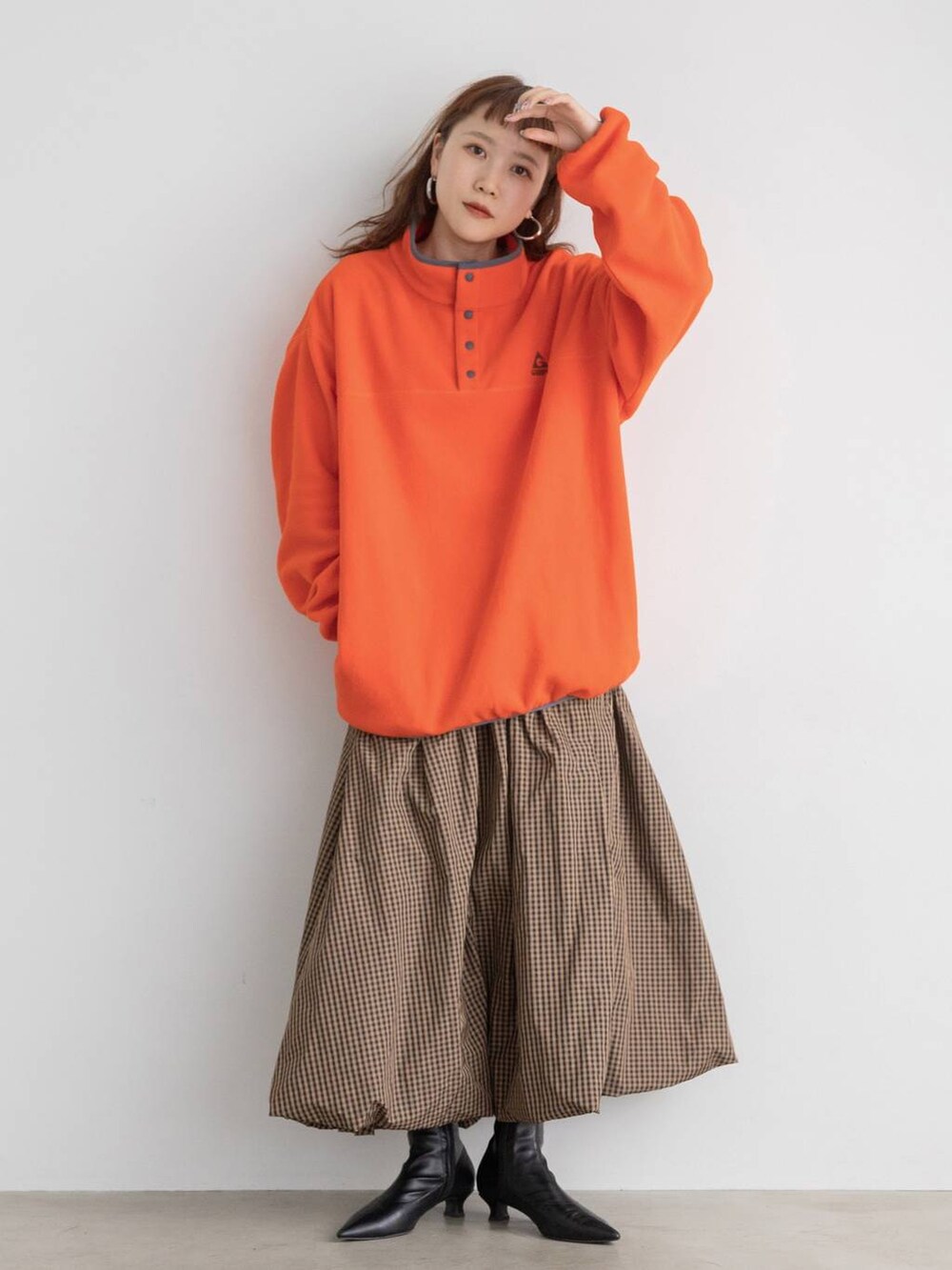 「個性派、着痩せ、カジュアル、若見え、着痩せ・細見え、LOWRYS FARM」｜「LOWRYS FARMのＧＥＲＲＹフリーススタンドプルオーバー　259342（Tシャツ/カットソー、オレンジ系）」を使った、サトムラさん（レディース・163cm）の冬コーディネートの2枚目の写真
