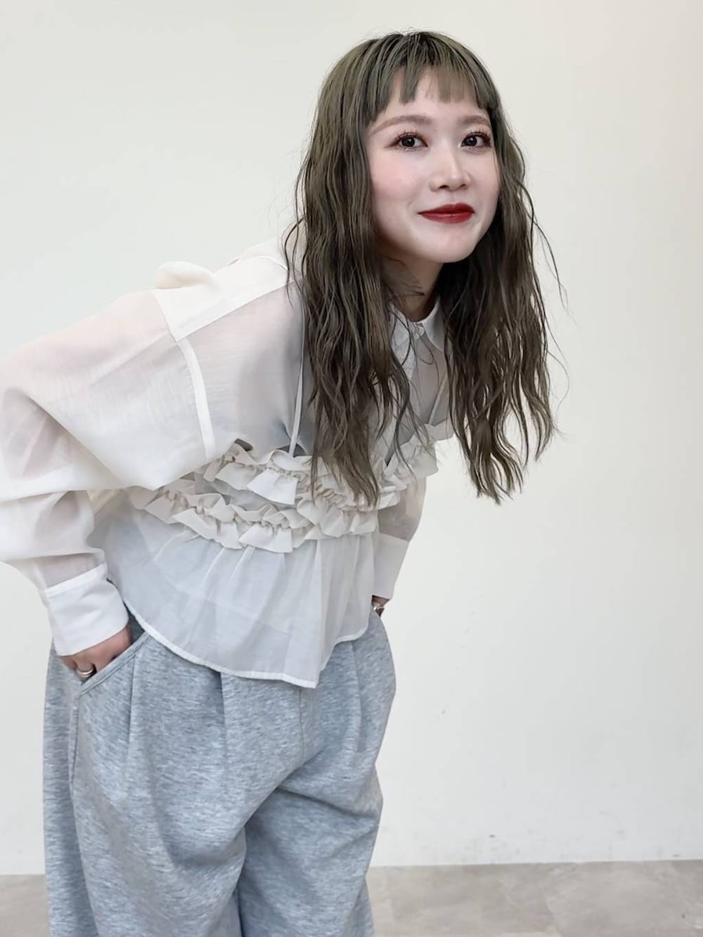 「着痩せ・細見え、若見え、個性派、着痩せ、カジュアル、LOWRYS FARM」｜「LOWRYS FARMのシアーシャツＬＳ＊　 231459（シャツ/ブラウス、ホワイト系）」を使った、サトムラさん（レディース・164cm）の冬コーディネートの3枚目の写真