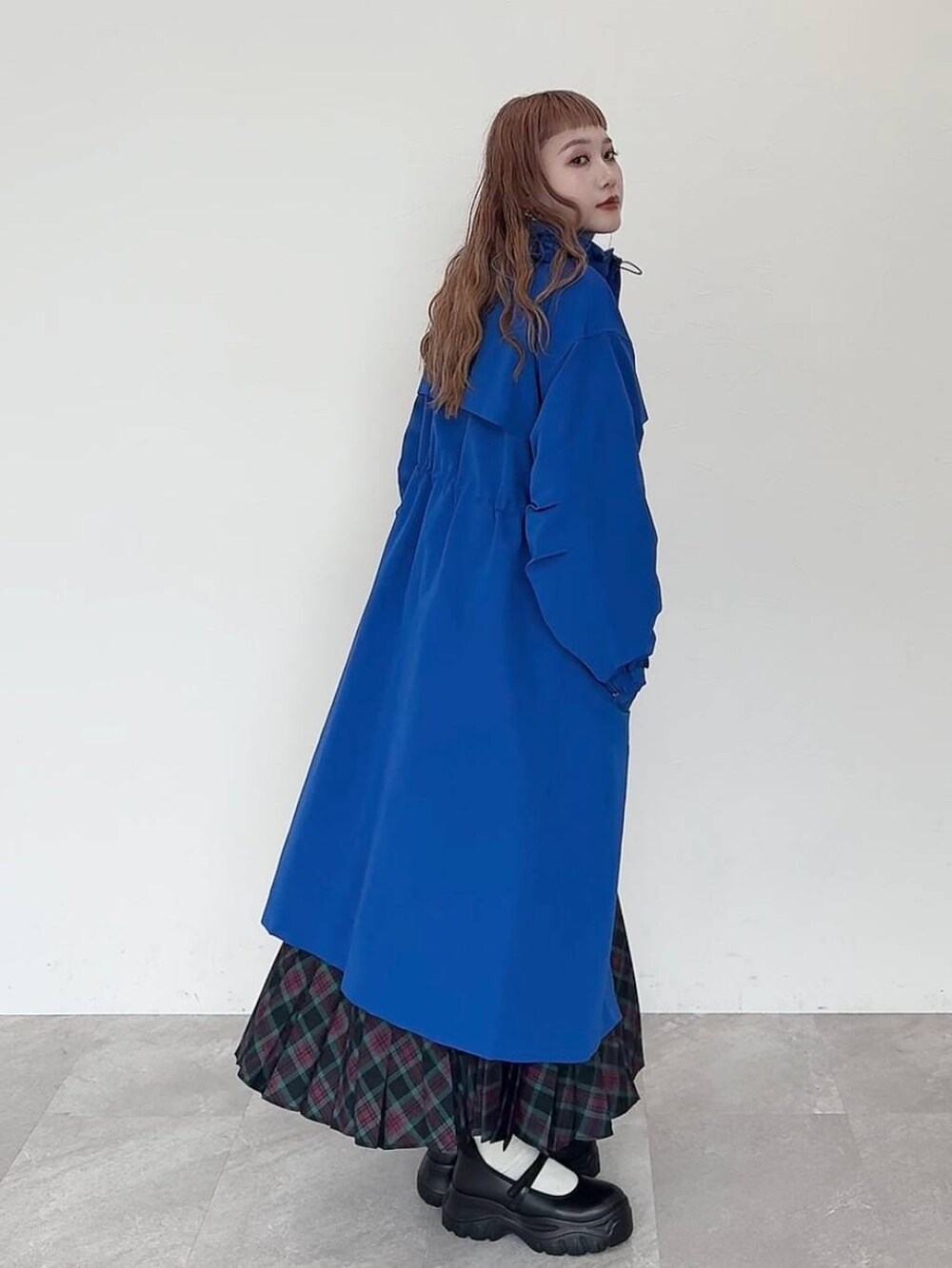 「着痩せ・細見え、若見え、個性派、着痩せ、カジュアル、LOWRYS FARM」｜「yuwのマルチＷＡＹロングマンパ　133816（ダウンジャケット/コート、ブルー系）」を使った、サトムラさん（レディース・164cm）の秋コーディネートの3枚目の写真