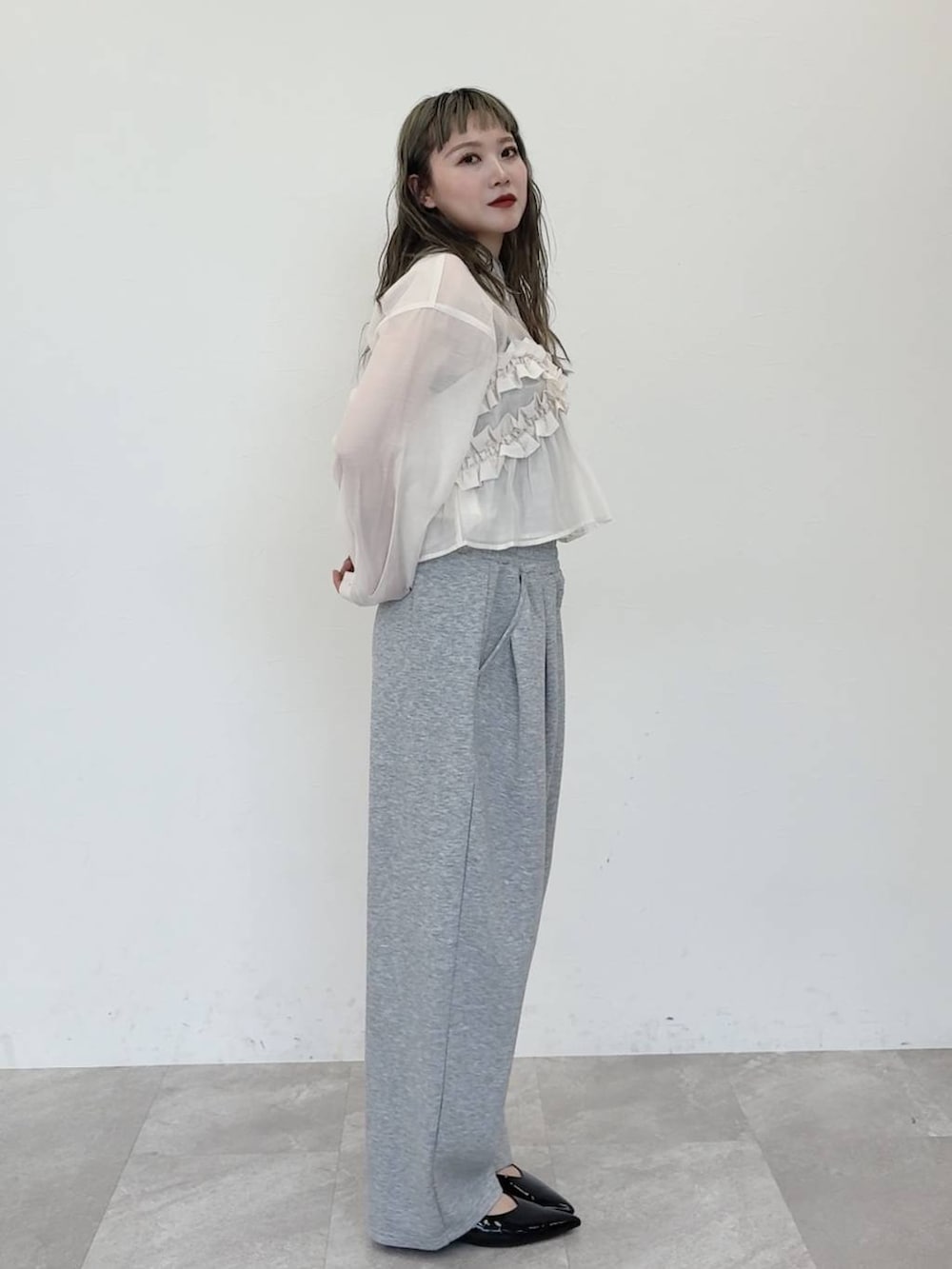 「着痩せ・細見え、若見え、個性派、着痩せ、カジュアル、LOWRYS FARM」｜「LOWRYS FARMのシアーシャツＬＳ＊　 231459（シャツ/ブラウス、ホワイト系）」を使った、サトムラさん（レディース・164cm）の冬コーディネートの2枚目の写真