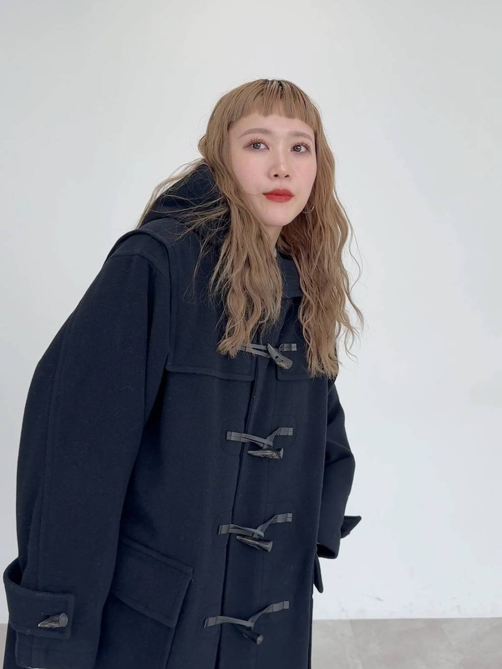 「着痩せ・細見え、若見え、個性派、着痩せ、カジュアル、LOWRYS FARM」｜「yuwのＢＩＧダッフルロングコート　253106（ダッフルコート、ブラック系）」を使った、サトムラさん（レディース・164cm）の秋コーディネートの4枚目の写真