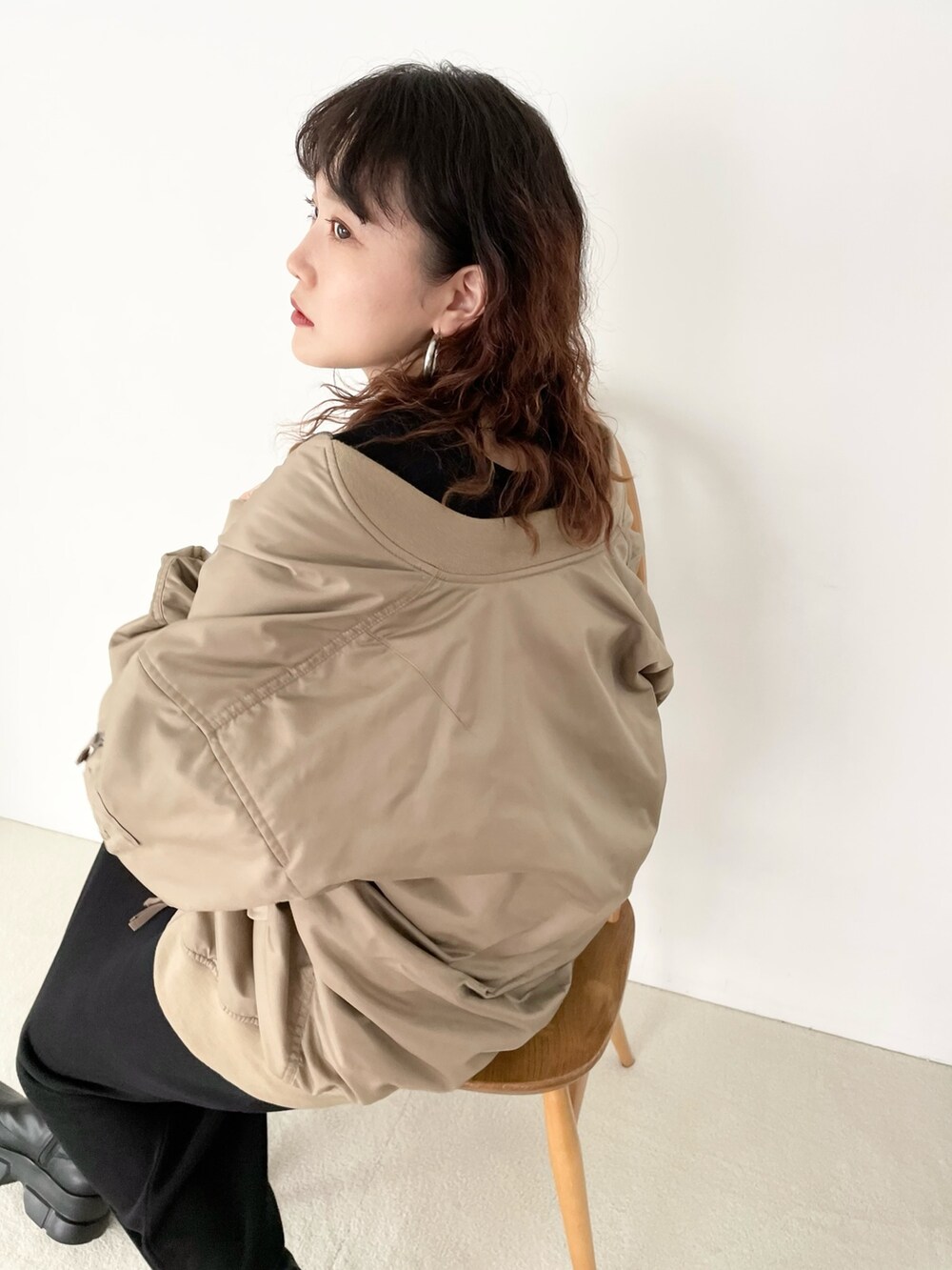 「LOWRYS FARM、ローリーズファーム(LOWRYS FARM)、ワンピース、スニーカーブーツ、MA-1、AW、ビックシルエット、パーマ、オトナ女子、きれいめカジュアル、大人女子、秋、ブーツ、ブラック、ロングワンピース」｜「LOWRYS FARMのボリュームＭＡ－１　342767（MA-1、ベージュ系）」を使った、サトムラさん（レディース・163cm）の夏コーディネートの3枚目の写真