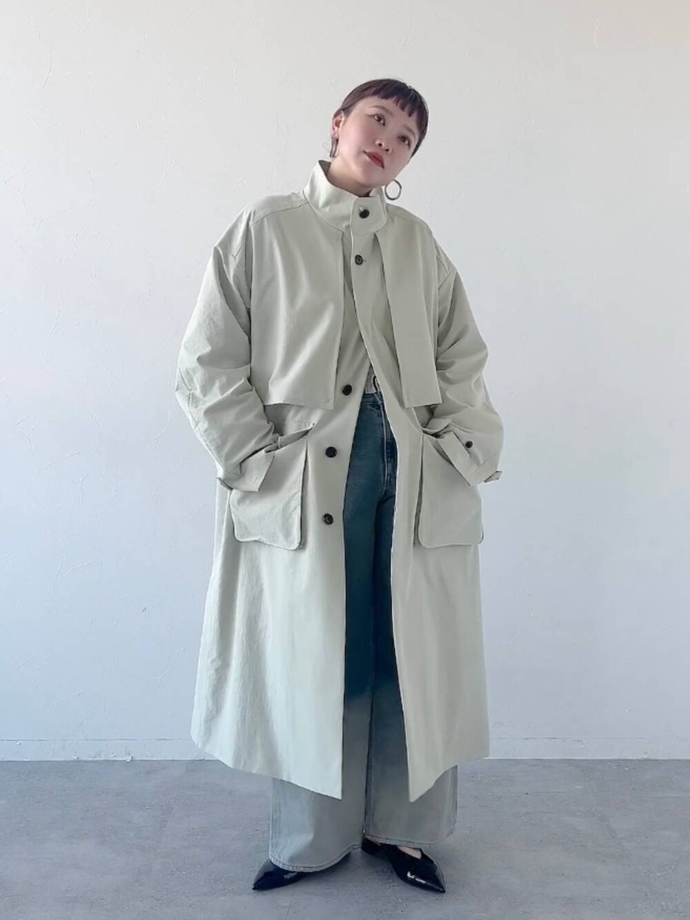 「LOWRYS FARM、着痩せ・細見え、若見え、個性派、着痩せ、カジュアル」｜「LOWRYS FARMのスタンドヨークＣＯＡＴ　987238（トレンチコート、グリーン系）」を使った、サトムラさん（レディース・164cm）の冬コーディネートの2枚目の写真