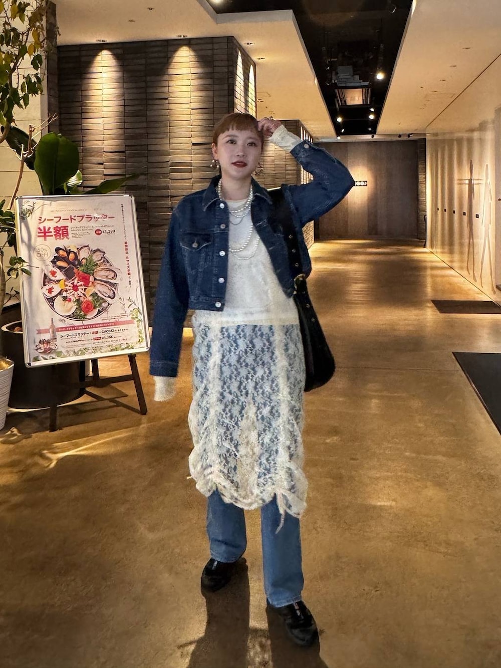 「着痩せ・細見え、若見え、個性派、着痩せ、カジュアル、LOWRYS FARM」｜「eLの【eL】Big Shoulder Bag/184697（ショルダーバッグ、ブラック系）」を使った、サトムラさん（レディース・164cm）の春コーディネートの2枚目の写真