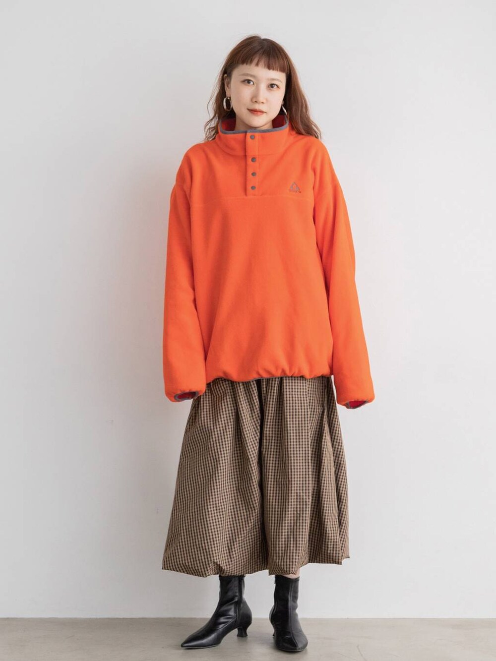 「個性派、着痩せ、カジュアル、若見え、着痩せ・細見え、LOWRYS FARM」｜「LOWRYS FARMのＧＥＲＲＹフリーススタンドプルオーバー　259342（Tシャツ/カットソー、オレンジ系）」を使った、サトムラさん（レディース・163cm）の冬コーディネートの3枚目の写真