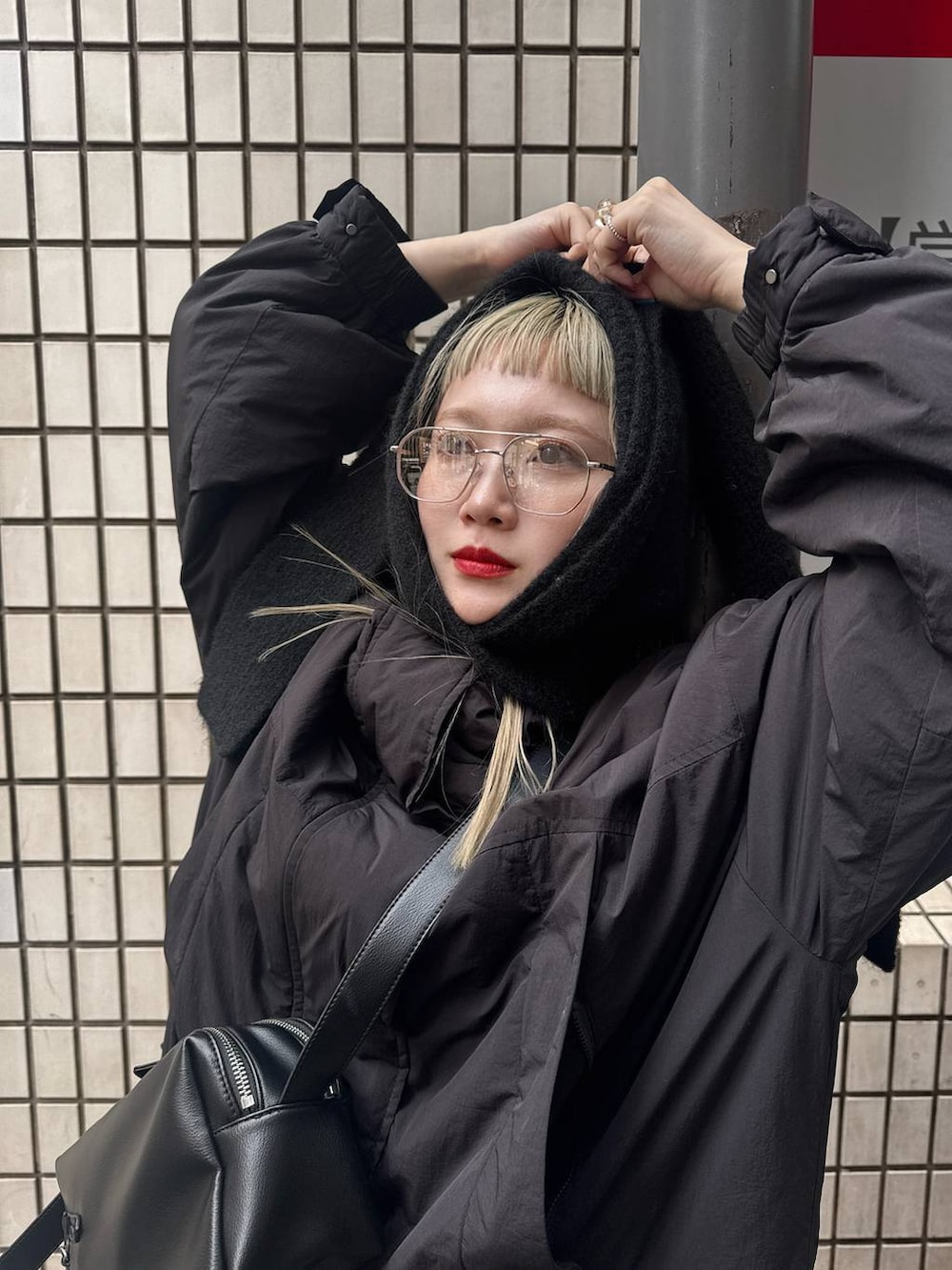 ブラック系のショルダーバッグ、その他のメガネ、ブラック系のマフラーを着用したレディースの秋コーディネートの3枚目の写真