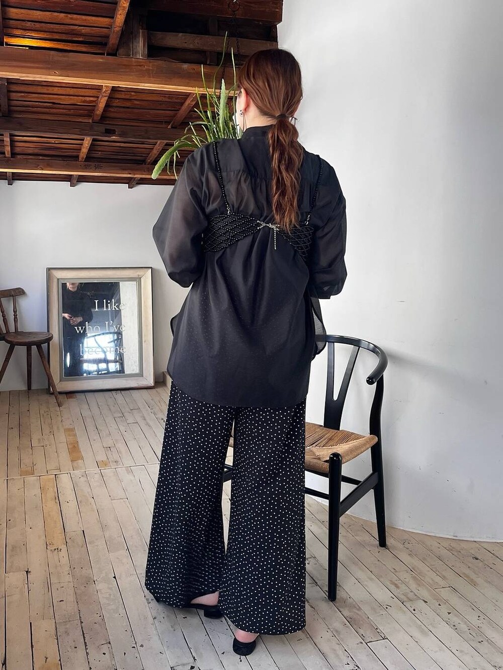 ブラック系のパンプス、ブラック系のシャツ/ブラウス、ブラック系のその他パンツを着用したレディースの春コーディネートの2枚目の写真