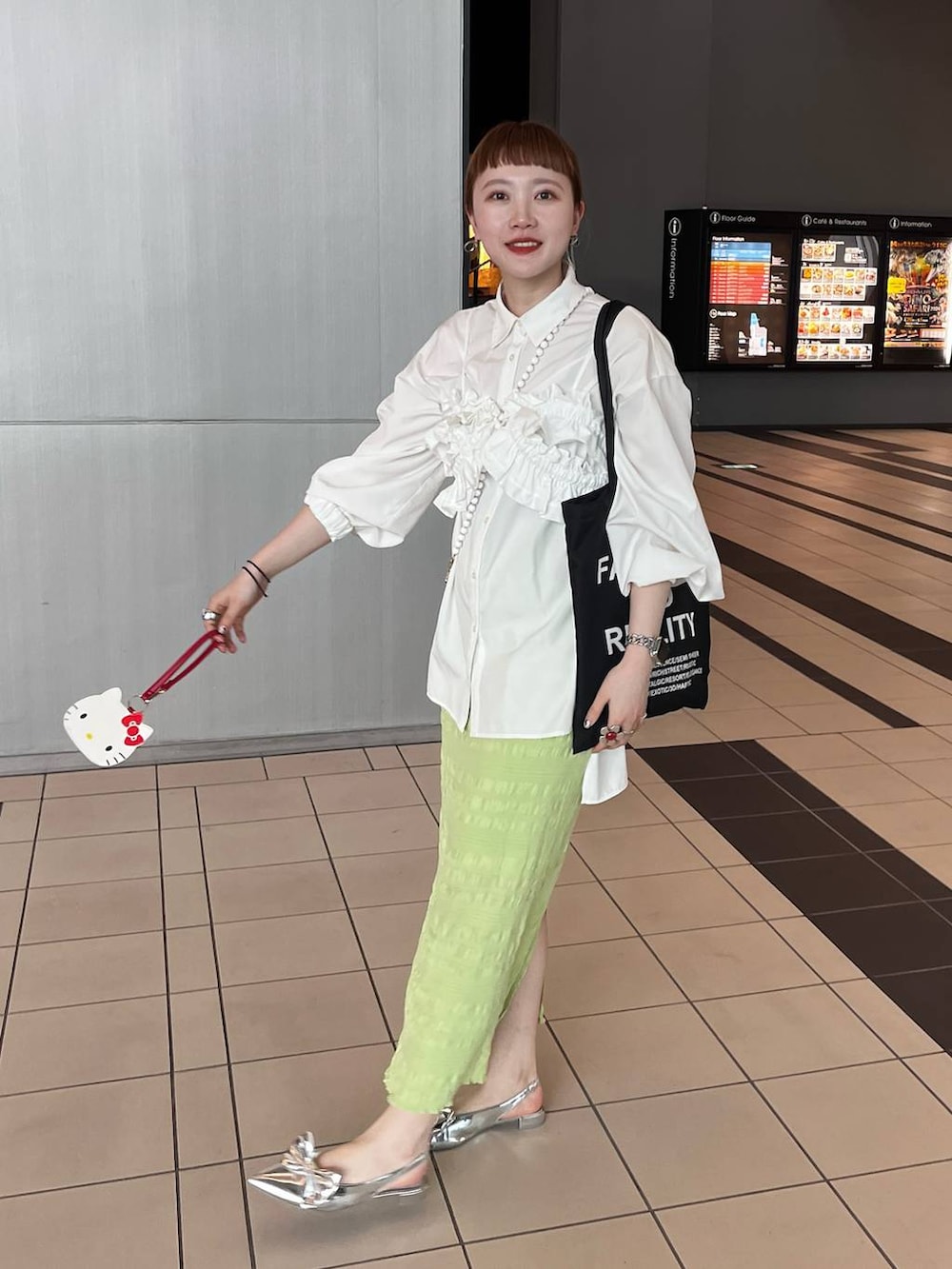 「着痩せ、着痩せ・細見え、若見え、個性派、カジュアル、LOWRYS FARM」｜「LOWRYS FARMのリボンツキ２ＷＡＹミュール　100500（パンプス、シルバー系）」を使った、サトムラさん（レディース・164cm）の春コーディネートの4枚目の写真