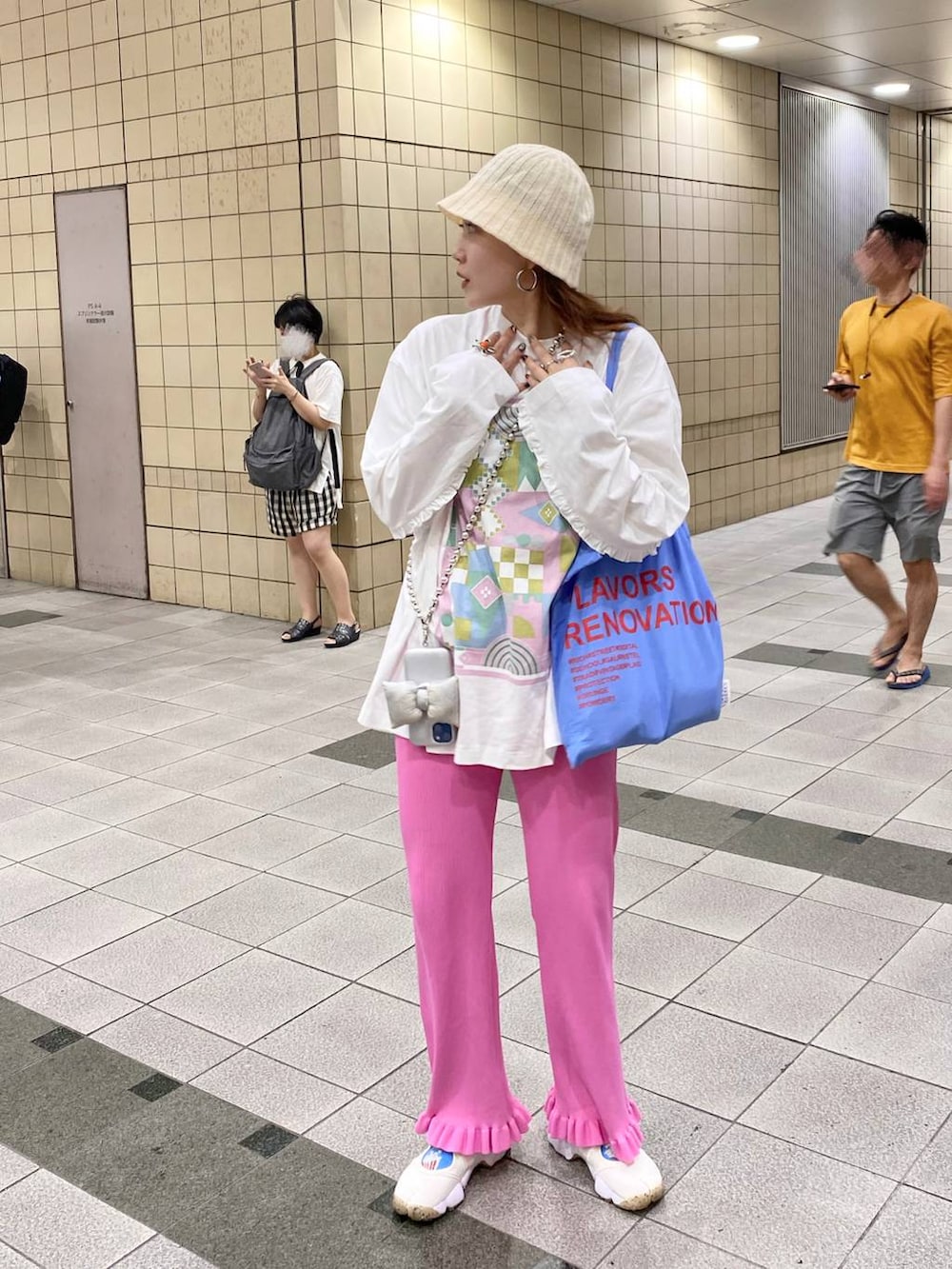 「着痩せ・細見え、若見え、個性派、着痩せ、カジュアル、LOWRYS FARM」｜「LOWRYS FARMのＢＩＧチュニックＴシャツ／ＩＣＥ  966379（Tシャツ/カットソー、ホワイト系）」を使った、サトムラさん（レディース・163cm）の秋コーディネートの2枚目の写真