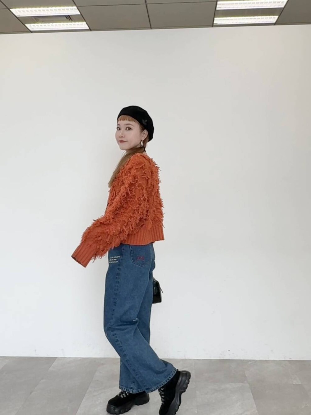「LOWRYS FARM、着痩せ・細見え、若見え、個性派、着痩せ、カジュアル」｜「LOWRYS FARMのエンボスボストンＢＡＧ　144368（ボストンバッグ、ブラック系）」を使った、サトムラさん（レディース・164cm）の秋コーディネートの5枚目の写真