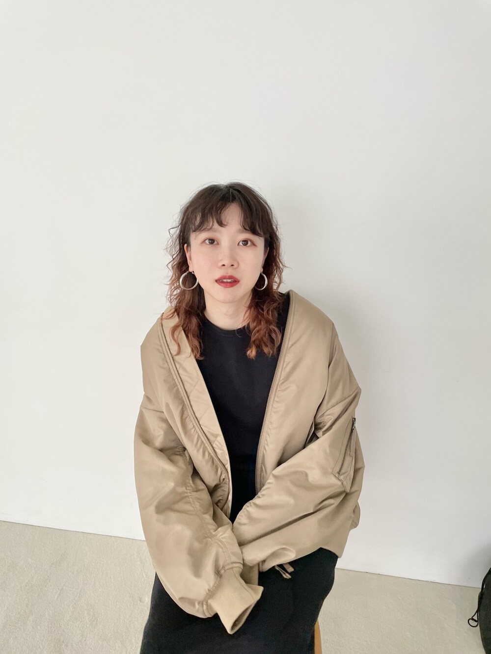「LOWRYS FARM、ローリーズファーム(LOWRYS FARM)、ワンピース、スニーカーブーツ、MA-1、AW、ビックシルエット、パーマ、オトナ女子、きれいめカジュアル、大人女子、秋、ブーツ、ブラック、ロングワンピース」｜「LOWRYS FARMのボリュームＭＡ－１　342767（MA-1、ベージュ系）」を使った、サトムラさん（レディース・163cm）の夏コーディネートの4枚目の写真