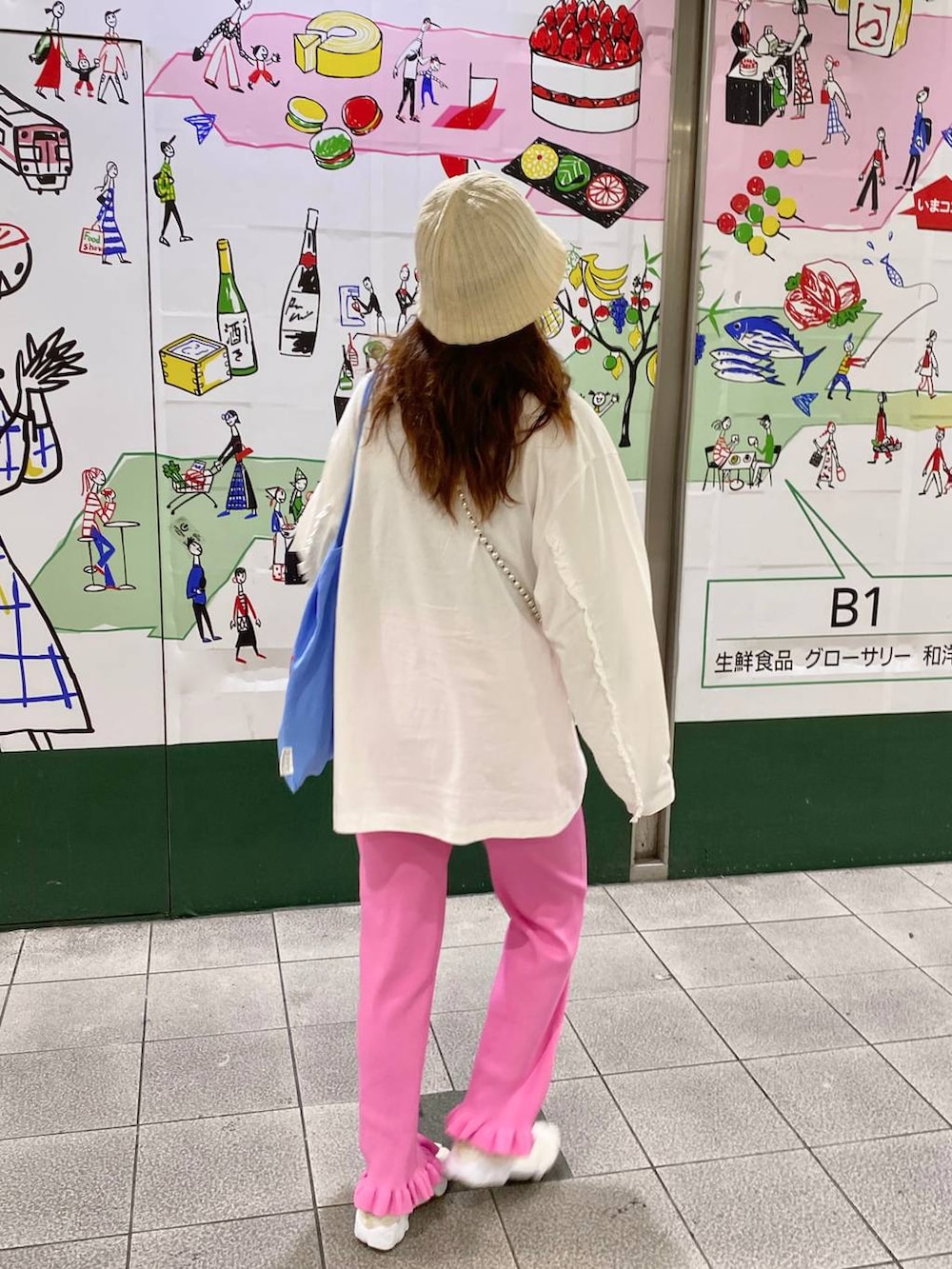 「着痩せ・細見え、若見え、個性派、着痩せ、カジュアル、LOWRYS FARM」｜「LOWRYS FARMのＢＩＧチュニックＴシャツ／ＩＣＥ  966379（Tシャツ/カットソー、ホワイト系）」を使った、サトムラさん（レディース・163cm）の秋コーディネートの3枚目の写真