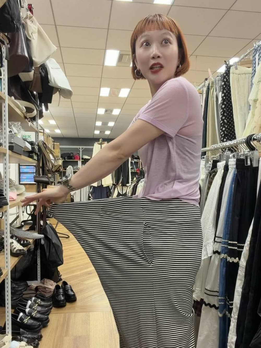 ホワイト系のその他パンツ、ピンク系のTシャツ/カットソー、レッド系のその他シューズを着用したレディースの夏コーディネートの2枚目の写真