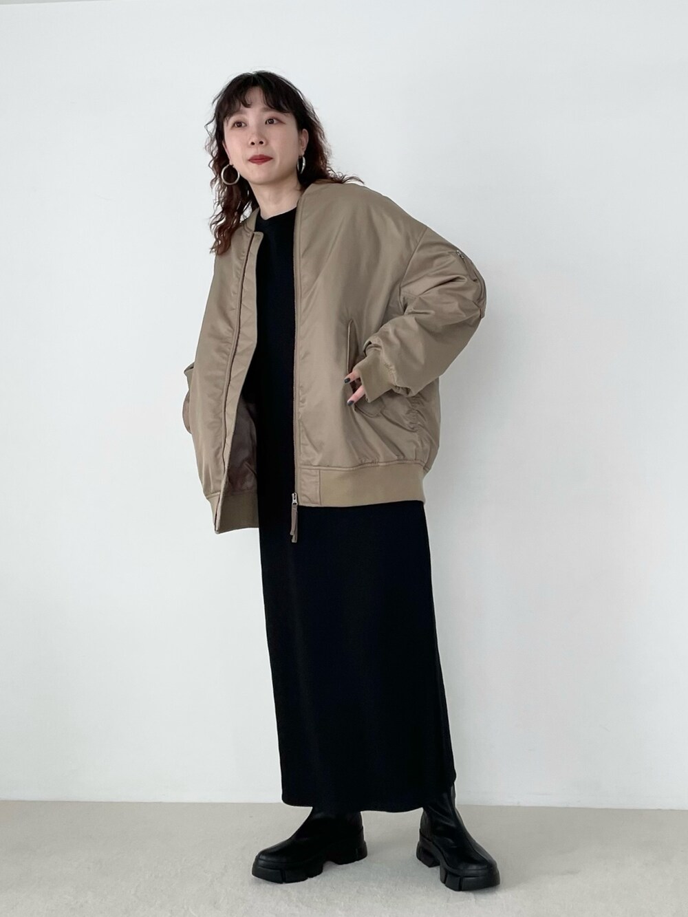 「LOWRYS FARM、ローリーズファーム(LOWRYS FARM)、ワンピース、スニーカーブーツ、MA-1、AW、ビックシルエット、パーマ、オトナ女子、きれいめカジュアル、大人女子、秋、ブーツ、ブラック、ロングワンピース」｜「LOWRYS FARMのボリュームＭＡ－１　342767（MA-1、ベージュ系）」を使った、サトムラさん（レディース・163cm）の夏コーディネートの2枚目の写真