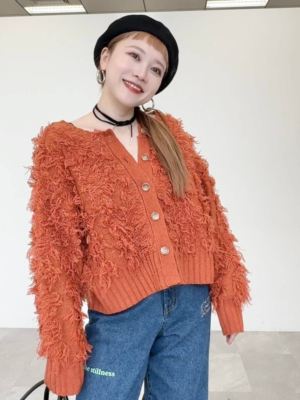 「LOWRYS FARM、着痩せ・細見え、若見え、個性派、着痩せ、カジュアル」｜「LOWRYS FARMのエンボスボストンＢＡＧ　144368（ボストンバッグ、ブラック系）」を使った、サトムラさん（レディース・164cm）の秋コーディネートの4枚目の写真