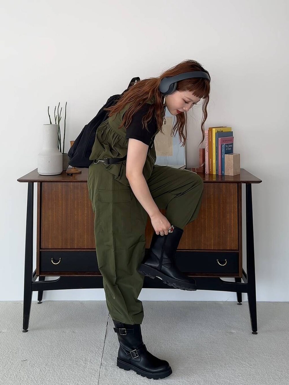 ブラック系のTシャツ/カットソー、グリーン系のカーゴパンツ、ブラック系のショルダーバッグを着用したレディースの夏コーディネートの2枚目の写真