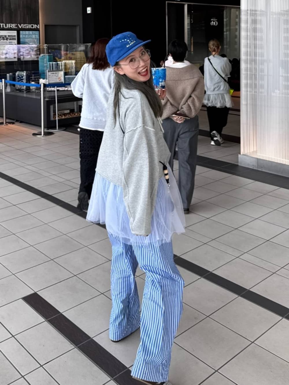 「着痩せ・細見え、若見え、個性派、着痩せ、カジュアル、LOWRYS FARM」｜「LEPSIMの裾アソート長袖レイヤード　147118（Tシャツ/カットソー、ホワイト系）」を使った、サトムラさん（レディース・164cm）の冬コーディネートの3枚目の写真