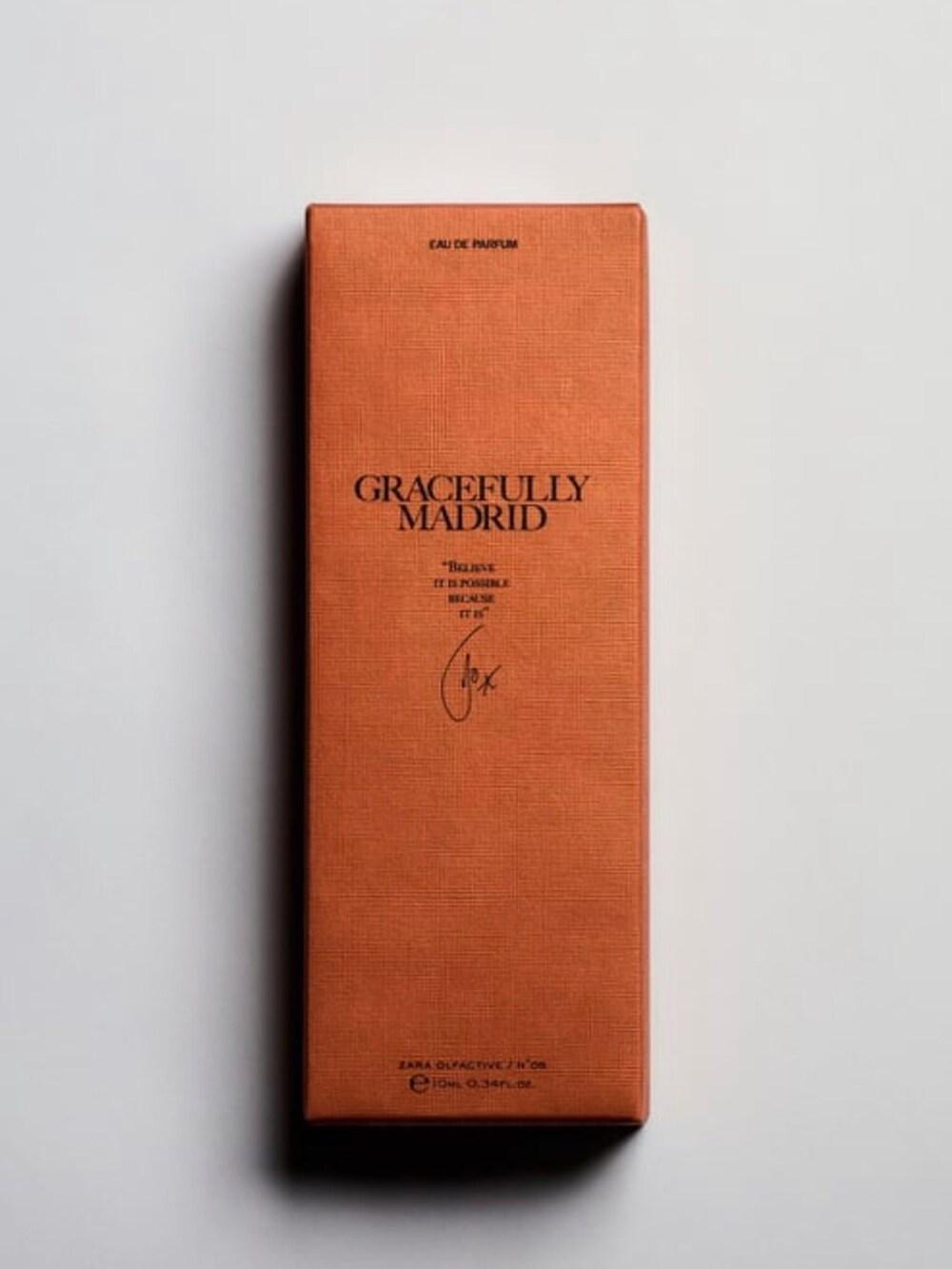 オレンジ系の香水を着用したメンズの冬コーディネートの5枚目の写真