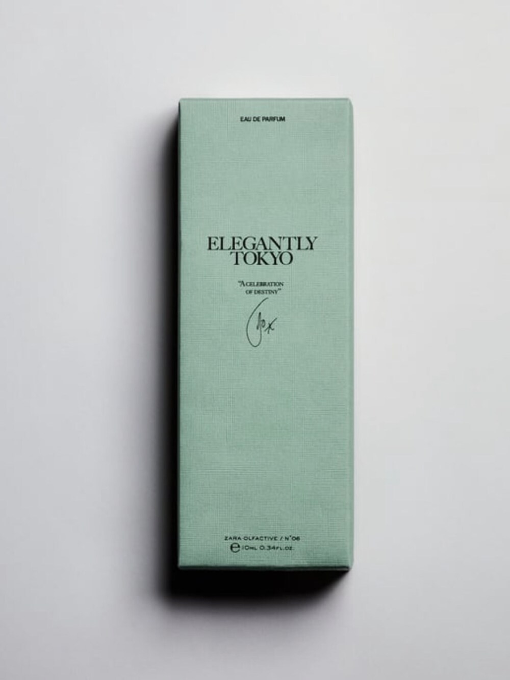 オレンジ系の香水を着用したメンズの冬コーディネートの2枚目の写真