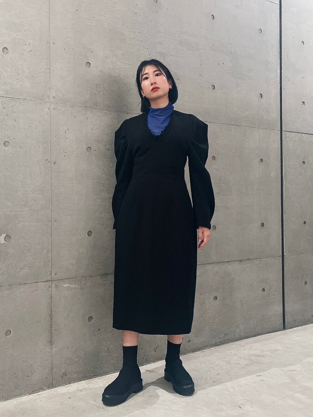 「休日スタイル、ブルー、ブルーコーデ、トレンチコート、古着MIX、ワンピース、ワンピースコーデ、レイヤードスタイル、シアートップス、shein、プチプラコーデ、ショートブーツ、春服、いまどきジャケット写真、ロングワンピース」｜「SHEINのアイテム（ブーツ、ブラック系）」を使った、ʜᴀʀᴜᴋᴀさん（レディース・163cm）の春コーディネートの3枚目の写真